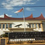 Bendera Usang & Sobek Dikantor Kecamatan Sumpur Kudus