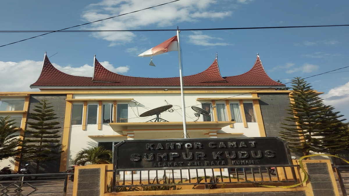 Bendera Usang & Sobek Dikantor Kecamatan Sumpur Kudus