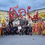 Menteri BUMN, Erick Thohir Foto Bersama Peserta Festival Kebudayaan Indonesia Di Airport Bali - Ngurah Rai