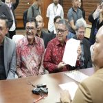 Penyerahan Amicus Curiae Megawati Soekarnoputri diwakili oleh Sekjen DPP PDIP Hasto Kristiyanto didampingi Ketua DPP PDIP Djarot Saiful Hidayat dan Todung Mulya Lubis kuasa hukum pasangan calon presiden dan wakil presiden nomor urut 03 Ganjar Pranowo-Mahfud MD