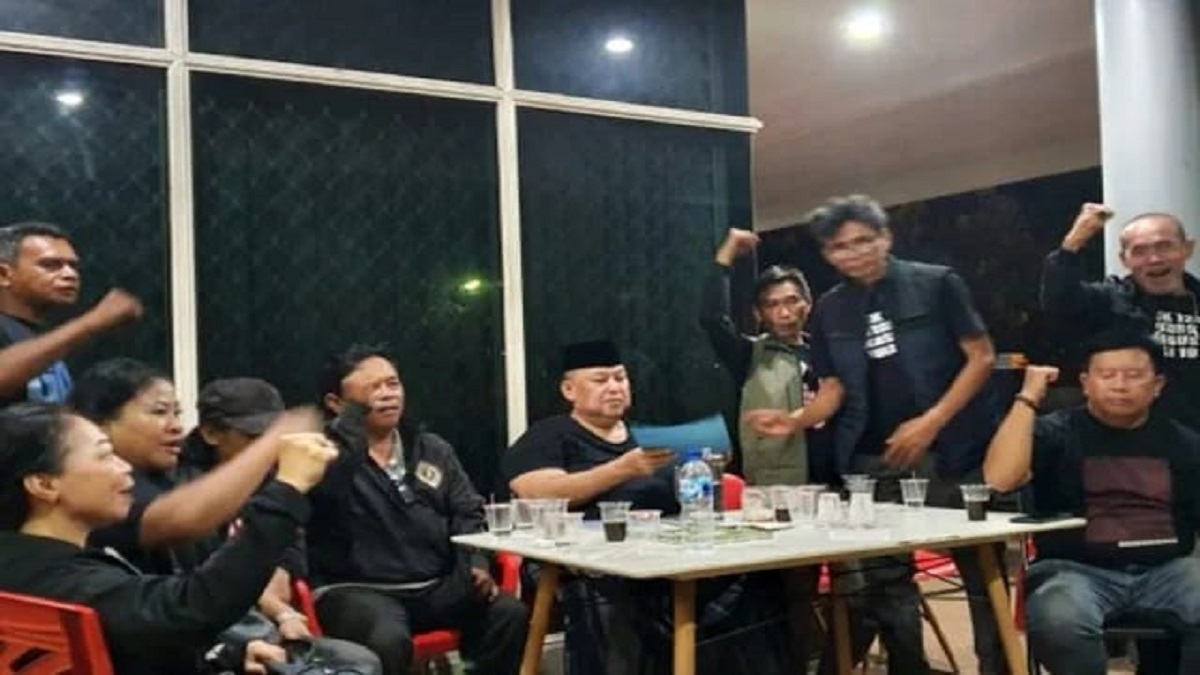 Sejumlah anggota dan pengurus FKK 124 menyambangi kediaman Mochtar Mohamad (M2) untuk menyatakan dukungannya di Pilkada Kota Bekasi 2024