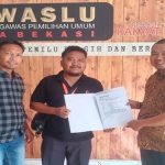 Casmono, Warga Kelurahan Perwira Kecamatan Bekasi Utara Kota Bekasi Melaporkan Dugaan Money Politik Ke Bawaslu Kota Bekasi