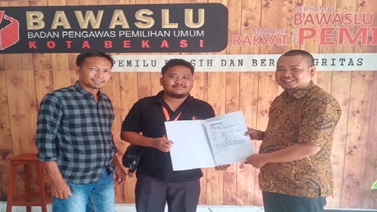 Casmono, Warga Kelurahan Perwira Kecamatan Bekasi Utara Kota Bekasi Melaporkan Dugaan Money Politik Ke Bawaslu Kota Bekasi