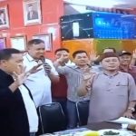 Tri Adhianto Sedang Membaiat FKRW Kelurahan Kaliabang Tengah